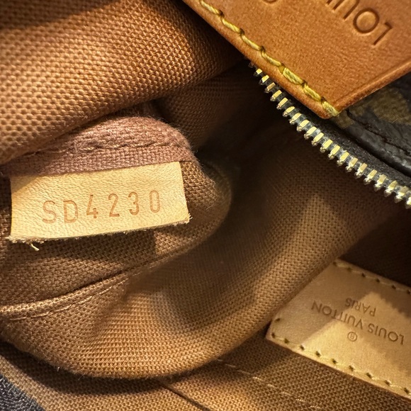 Louis Vuitton Mini Pochette with coin purse and pink strap. - Picture 6 of 9